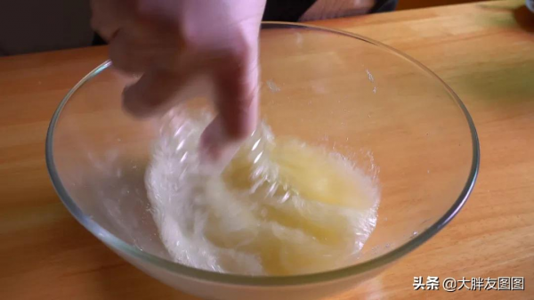 沒秤，沒打蛋器，沒烤箱，如何做出蓬鬆的無油蛋糕？