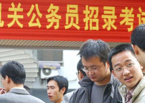 大學生畢業後“三方協議”別亂籤,容易給自己找麻煩,浪費機會 大學生畢業後“三方協議”別亂籤,容易給自己找麻煩,浪費機會