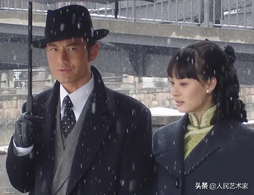 他從美工成為導演，拍出了《公雞打鳴母雞下蛋》《歷史的天空》《搭錯車》《甜蜜蜜》等多部經典電影電視作品