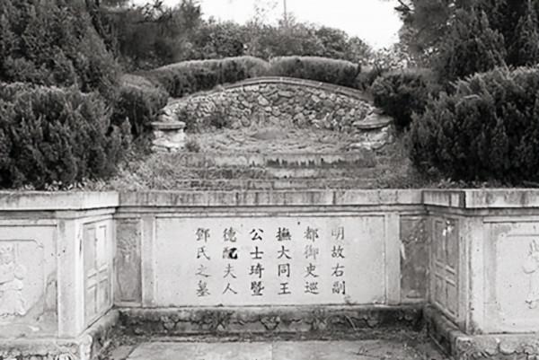 浙江一農民蓋豬圈，上山開採石料，結果一鎬下去刨出107件國寶