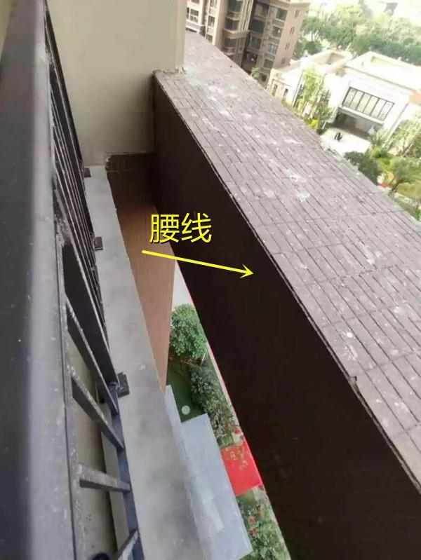 收房時在陽臺伸頭往外看，才發現腰線離我家30公分，擋光又擋視野