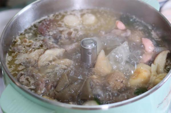 家庭吃火鍋的“神器”，不用在鍋底瞎撈肉了，新式火鍋功能太強大