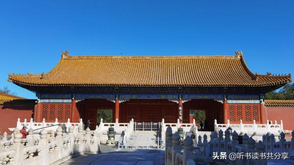 您知道故宮裡最古老的文物群是什麼，展出在哪裡嗎