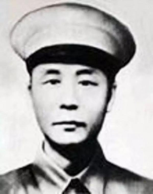 他是毛澤東口中“三個師都不換的軍事搭檔”，犧牲時年僅22歲