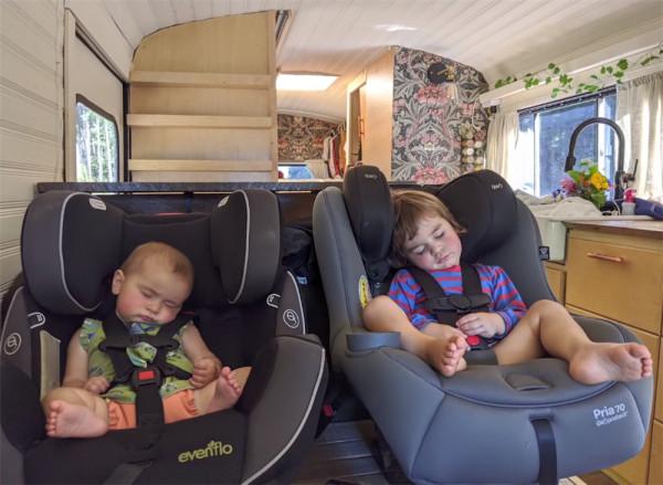 一家四口低價買2001年廢舊大巴，將22㎡空間變成蝸居，生活太幸福