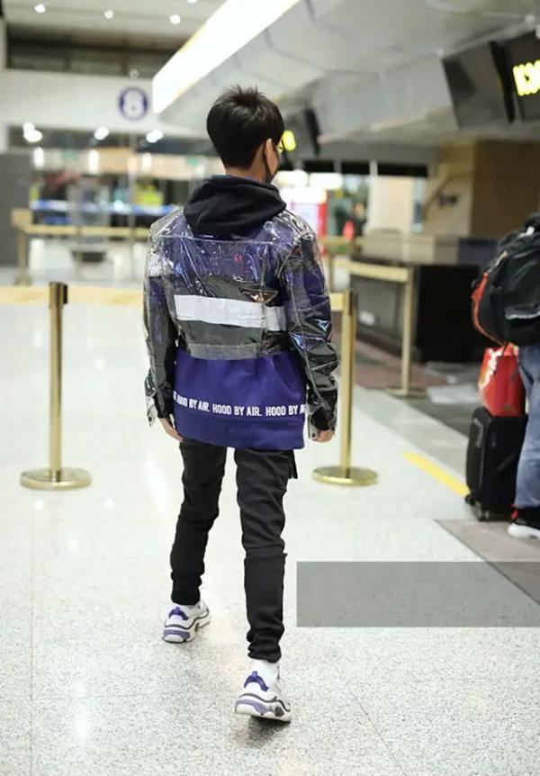 塑膠高跟鞋過時了？寧靜穿塑膠夾克潮到起飛，一點都不像47歲