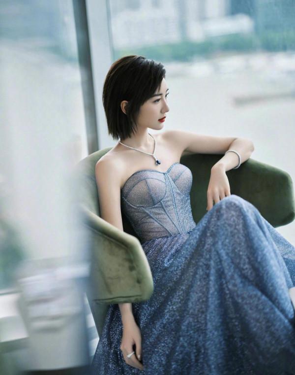 毛曉彤才是“冰肌美人”，太美了，不過最後迪士尼的照片太醜了