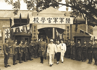 94歲失明老兵隱居71年，因日軍大印暴露身份，6輛坦克出動迎接