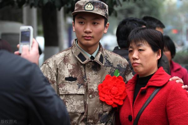 大學在讀期間當兵,是很好的選擇,我給小李這樣分析 大學在讀期間當兵,是很好的選擇,我給小李這樣分析