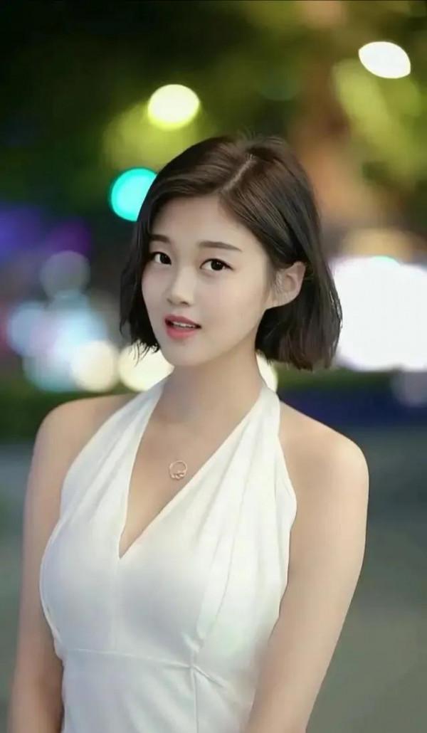 齊耳短髮下有顆黑痣的班主任老師