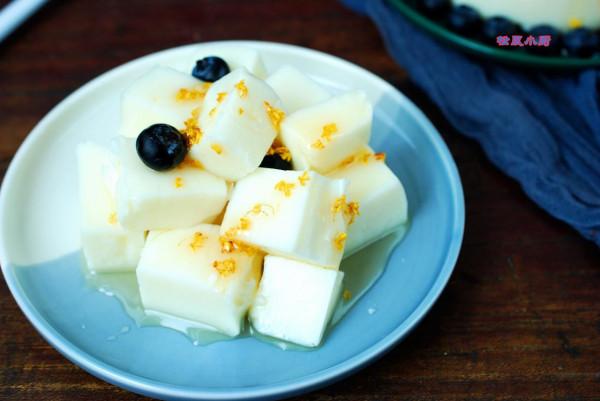 過完年，用家裡喝不完的牛奶做一道美食，無油不長胖，可勁兒吃