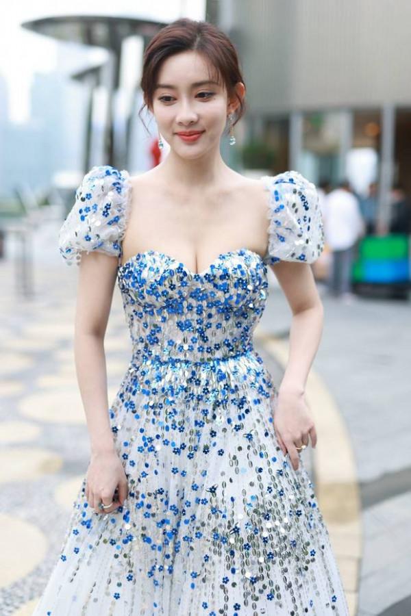 孟子義穿碎鑽小長裙美若天仙，誰能抵擋得住，堪比18歲的劉亦菲