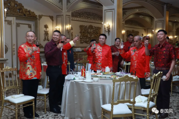 泰將軍身著中國紅與泰中文聯共慶元宵佳節 泰中情、軍僑情其樂融融