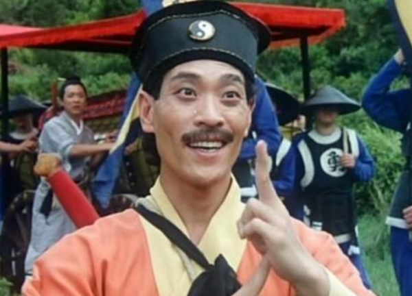 67歲老戲骨鍾發罕露面，現身奢華別墅精神足，息影后移居內地生活