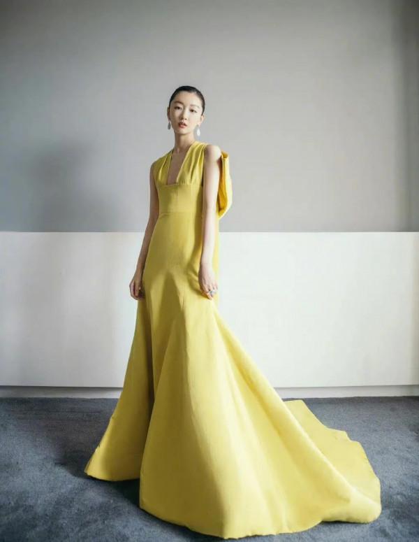 北影節紅毯造型：Angelababy紅裙驚豔全場！周冬雨揹著蝴蝶