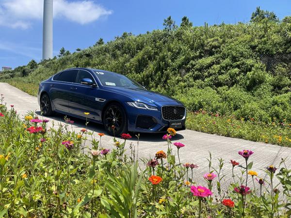 將5米長的捷豹XFL開上賽道？！沒錯，油門到底的那種