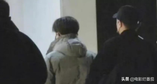 春晚五次聯排：趙麗穎緊身褲吸睛，沈騰眼神犀利，張小斐知性俏皮