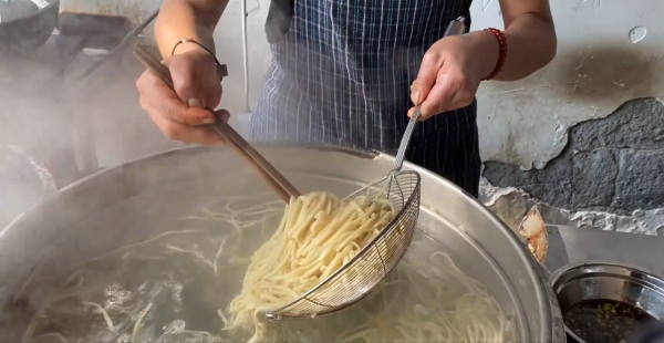 安徽大姐做麵條，2分鐘就出鍋，半生不熟味道好，5元一份量還大
