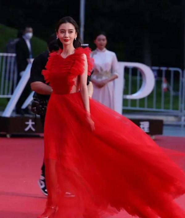 不管衣服有多貴!儘管Baby穿著大牌連衣裙,仍然輸給了佟麗婭 不管衣服有多貴!儘管Baby穿著大牌連衣裙,仍然輸給了佟麗婭