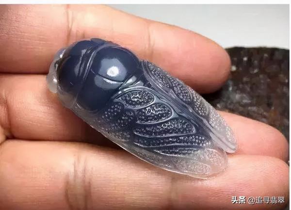 為什麼翡翠開採後是切開，而南紅要“砸”開