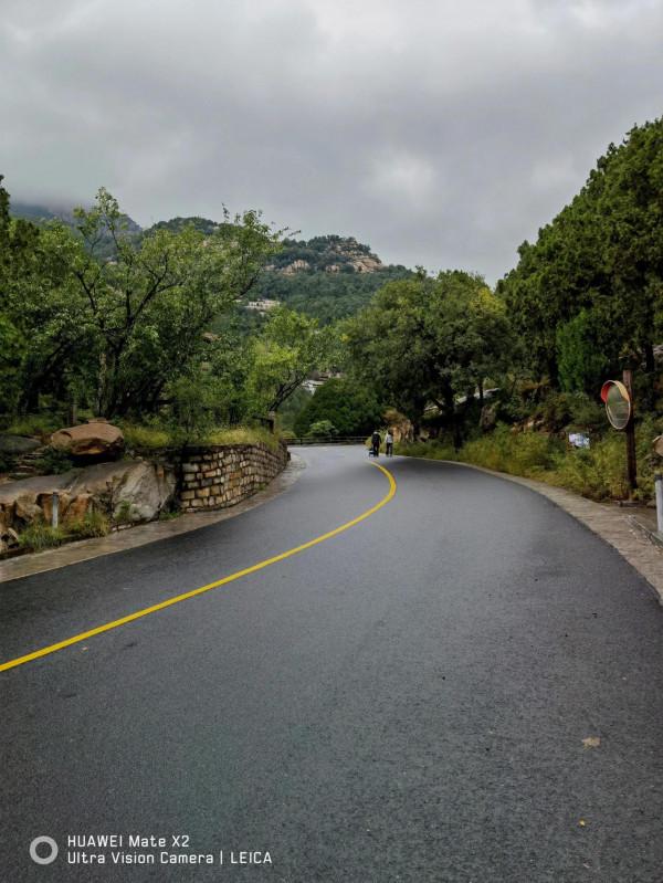 秋日雨後泰山黑龍潭