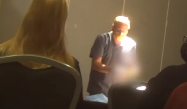 美國新冠死者被當眾解剖！觀眾花高價圍觀，家屬竟不知情