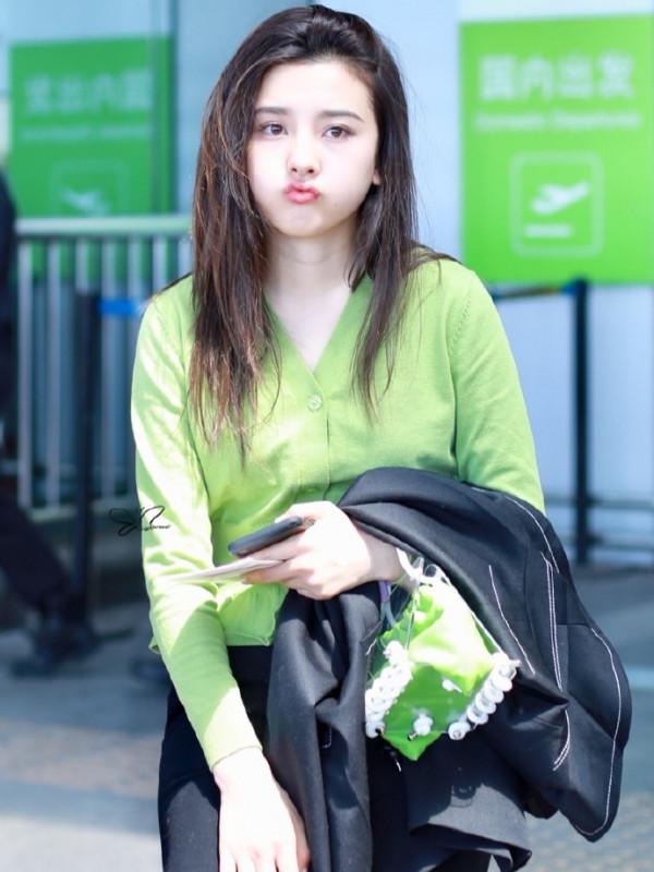 38歲張柏芝現身機場，和20歲的宋祖兒同穿黑色，網友：傻傻分不清