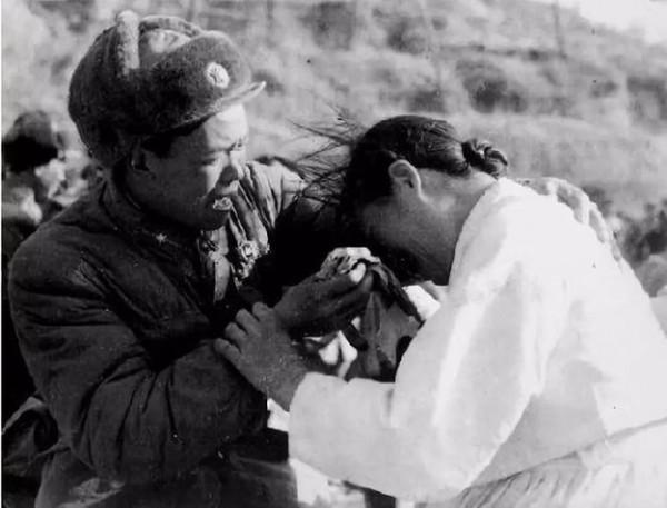 1955年毛岸英遷葬，朝鮮老婦：這是我兒子，誰也不能遷！她是誰？