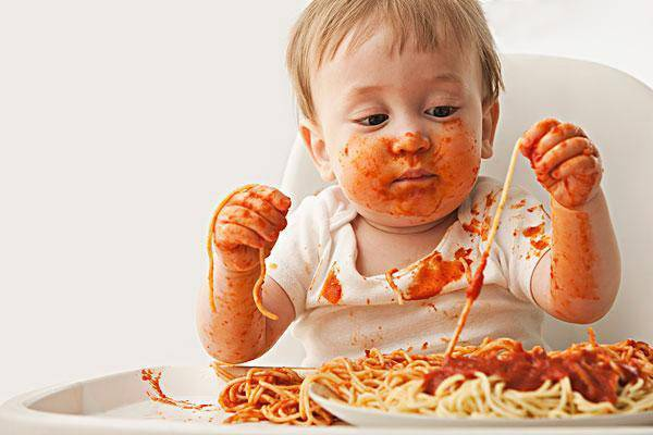 娃吃一頓飯能把自己弄多髒？寶寶學吃飯，寶媽能省事的方法在這裡