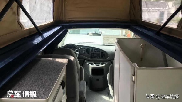福特E150房車見過嗎？配4.6L排量8缸發動機，外觀穩重內部挺實用