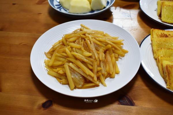 兩人的早餐，有粥有糕點還有它們，好吃又營養，在家吃早餐最溫馨