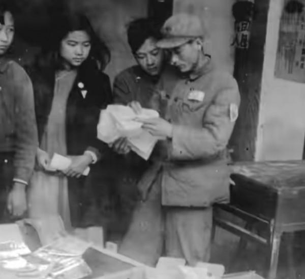 惡貫滿盈的土匪覃小么，偷偷潛回老家躲藏，因被罩太潮溼暴露被殺