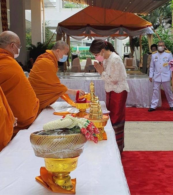 泰國70歲公主半點都不服老!穿紅西裝瘋狂扮嫩,同框混血女兒不輸 泰國70歲公主半點都不服老!穿紅西裝瘋狂扮嫩,同框混血女兒不輸