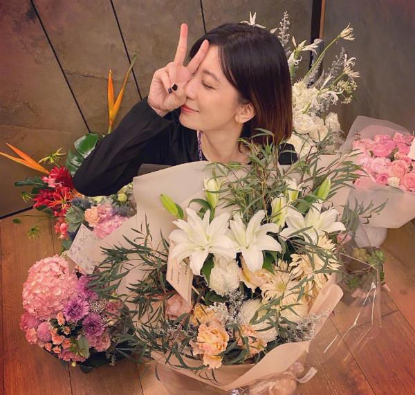 賈靜雯慶47週歲生日曬全家福!她真的好會生:三千金站那相當吸睛 賈靜雯慶47週歲生日曬全家福!她真的好會生:三千金站那相當吸睛