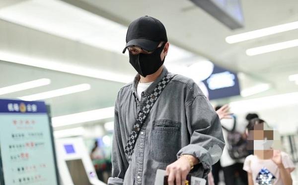 文章帶兩女兒出行遊玩!他提大款包變潮男,大女兒顏值趕超馬伊琍 文章帶兩女兒出行遊玩!他提大款包變潮男,大女兒顏值趕超馬伊琍