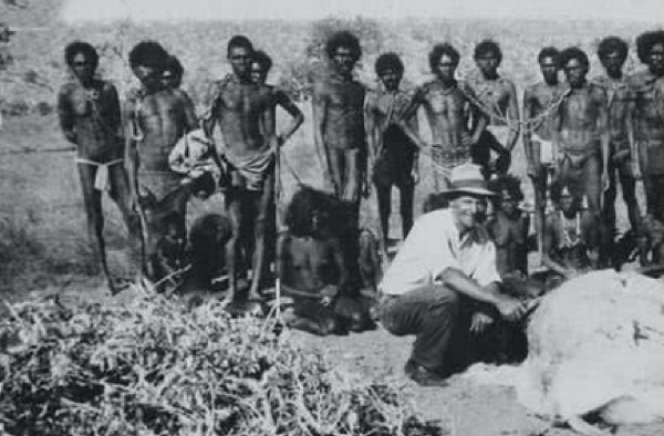 1828年,英國召2000囚犯包圍孤島,近萬原住民幾乎被屠戮一空 1828年,英國召2000囚犯包圍孤島,近萬原住民幾乎被屠戮一空