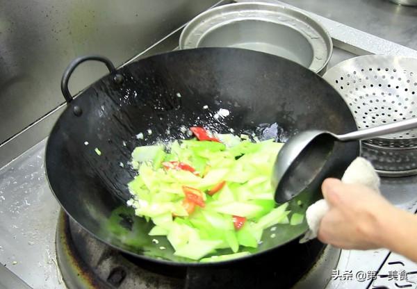 清炒芥蘭很多人第一步就做錯了，難怪發苦又變色，廚師長教你技巧