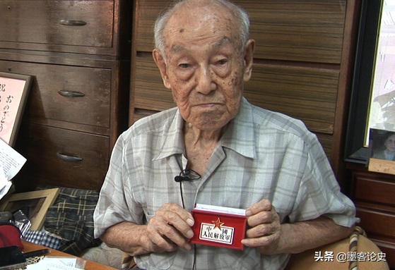 5年前,一日本老頭佩戴勳章來韶山,面向主席銅像哽咽:我是您的兵