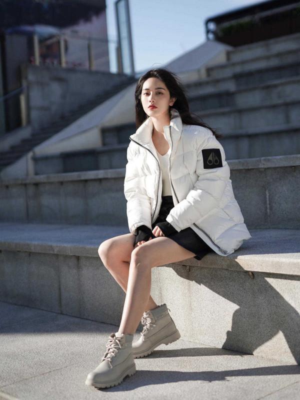 冬天造型不全是沉悶的！學會“上淺下深”的穿法，明豔又減齡