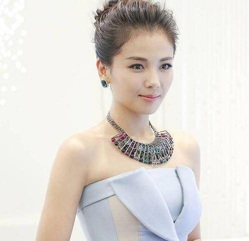 劉濤和李冰冰喝酒，誰留意到劉濤的敬酒動作，素質高低一目瞭然