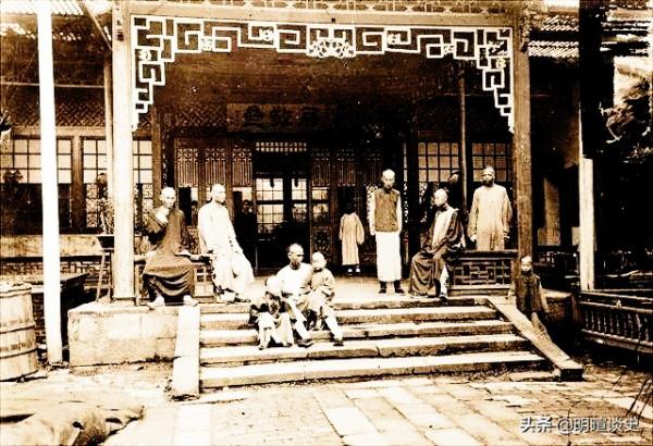 丈夫凌晨出殯，大風吹落棺材，縣令妙計破案，揭穿五條命案之謎