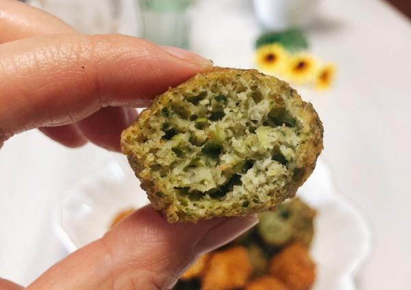 炸素丸子時,加一樣東西,丸子外酥裡嫩,不吸油不回軟,太香了 炸素丸子時,加一樣東西,丸子外酥裡嫩,不吸油不回軟,太香了