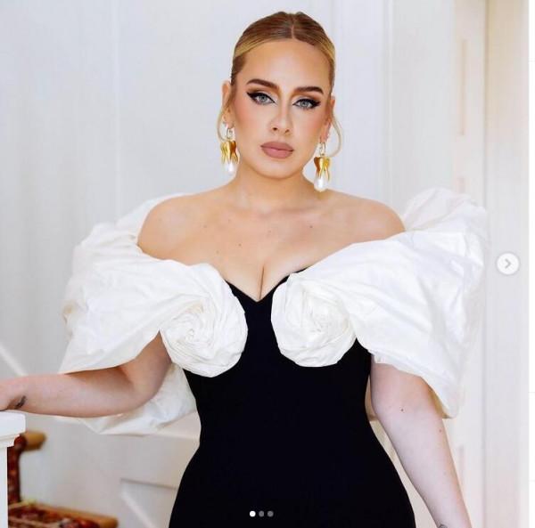 阿黛爾公佈和詹姆斯經紀人裡奇-保羅戀情