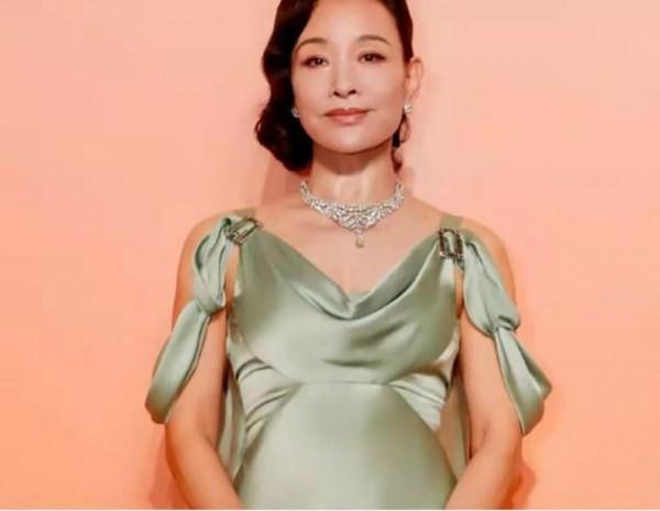 60歲陳沖真敢穿，有小肚腩還穿真絲吊帶，一身贅肉全靠氣場撐著