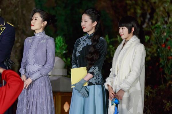 劉敏濤的氣場真的很強,和劉亦菲同穿高領的服裝,氣質看著很高階 劉敏濤的氣場真的很強,和劉亦菲同穿高領的服裝,氣質看著很高階