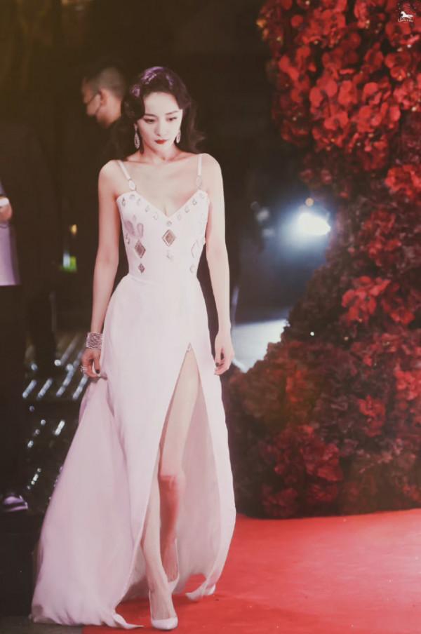 楊冪等十餘位女星盛裝亮相“新篇章之夜”紅毯，湯唯帥氣造型搶鏡