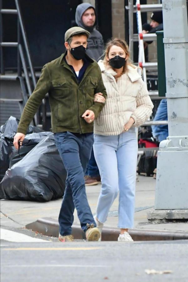 死侍夫婦牽著手逛街,女方穿著臃腫顯土氣,網友:女神也老了呀 死侍夫婦牽著手逛街,女方穿著臃腫顯土氣,網友:女神也老了呀