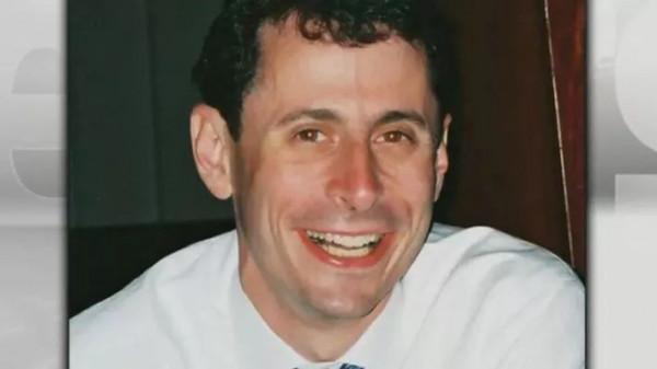 加拿大富豪被捅23刀，血泊中對妻子說“快跑”，卻不知她就是兇手