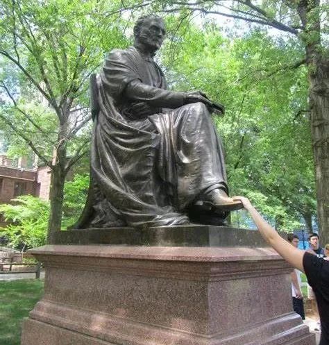 哈佛大學學生集體“裸奔”?名校限制級文化除了哈佛還有耶魯 哈佛大學學生集體“裸奔”?名校限制級文化除了哈佛還有耶魯