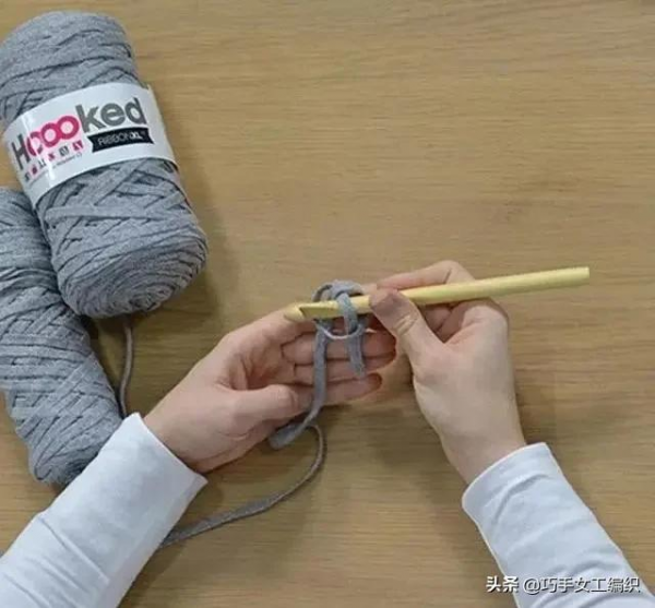 家裡的舊毛線，拿來鉤幾個圓形凳子，簡單好學，全家人都會喜歡